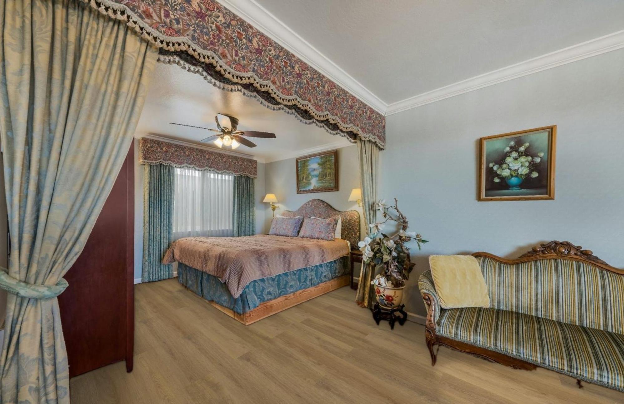 King Suite with Couch