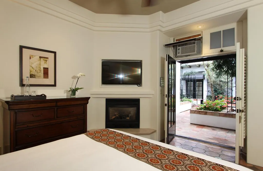 Cypress Inn Carmel-By-The-Sea-1